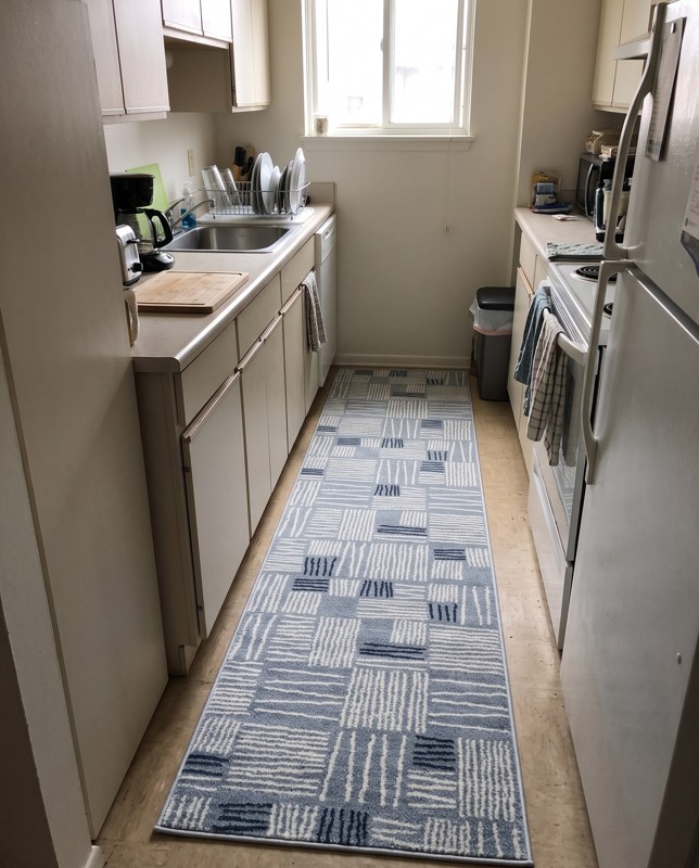 Snowberry Abstract rug, light blue, 2×3, in a room