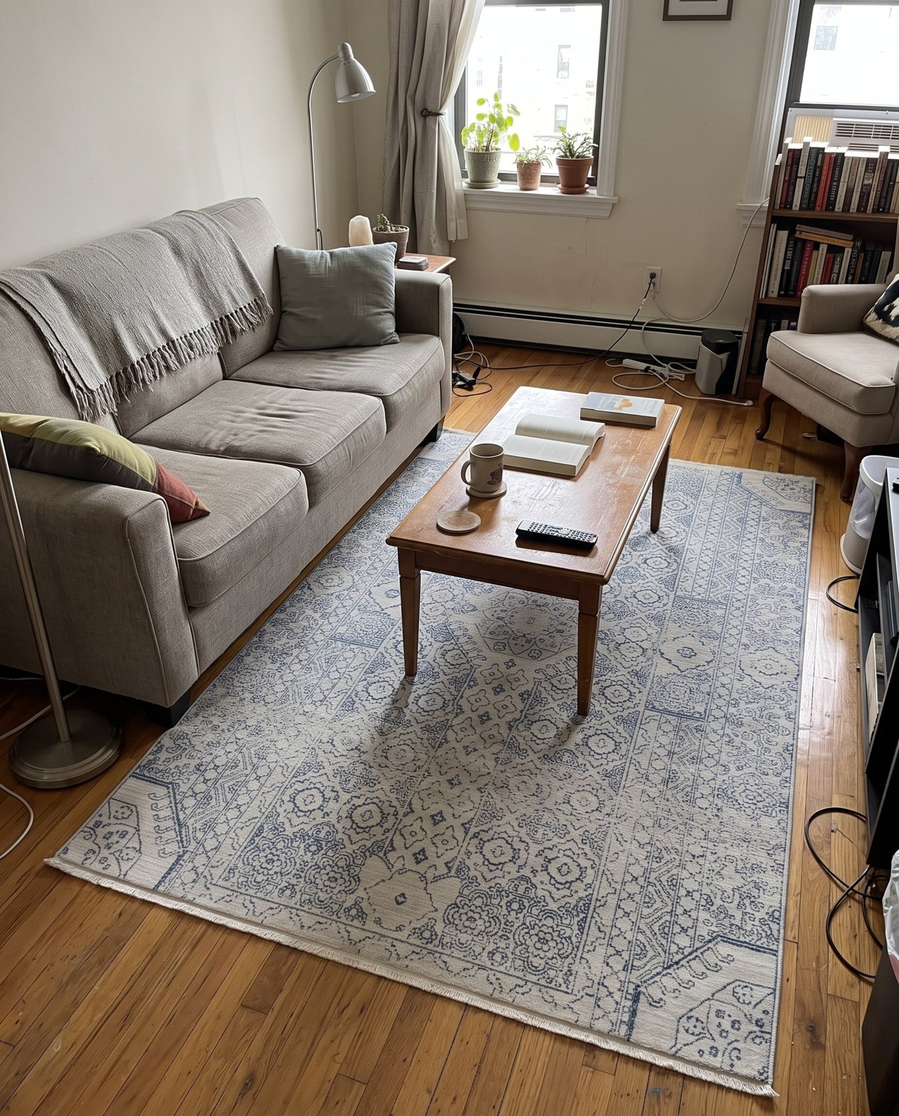 Detail image of 4' x 6' Bradshaw · Border rug, gray