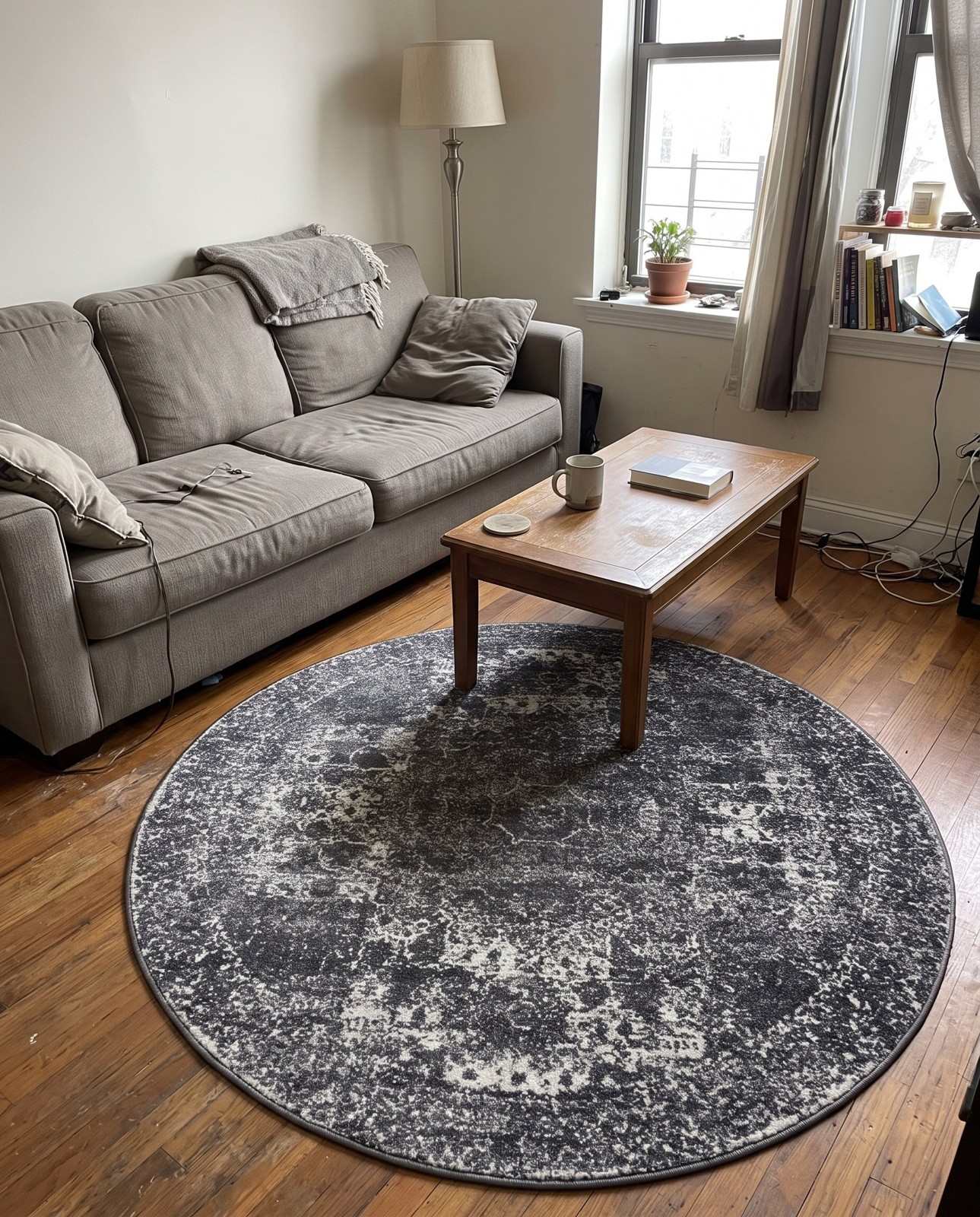 2' x 3' Benedict · Border rug, fume