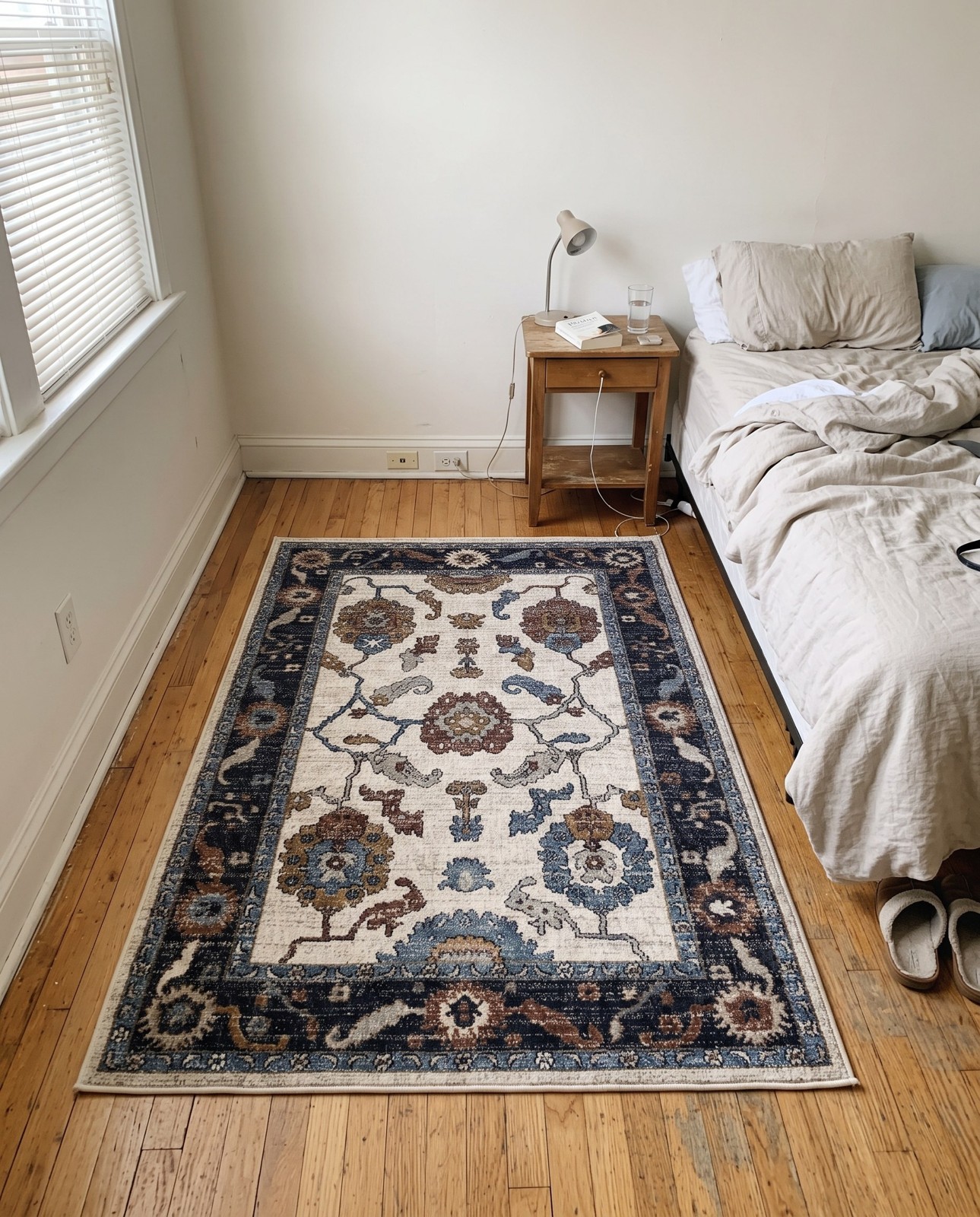 Detail image of 2' x 3' Lancey · Border rug, ivory