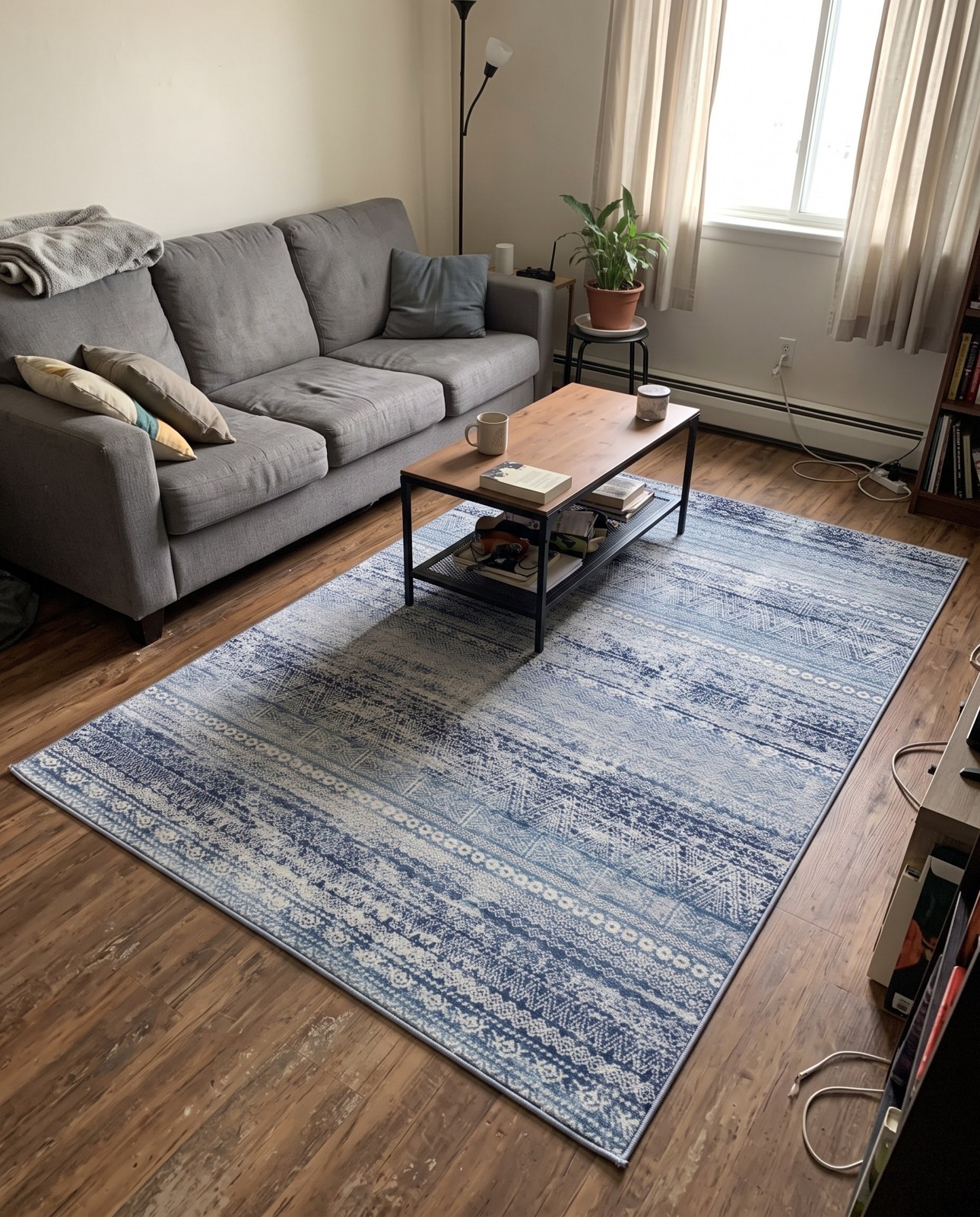 4' x 6' Lynwood · Geometric rug, blue