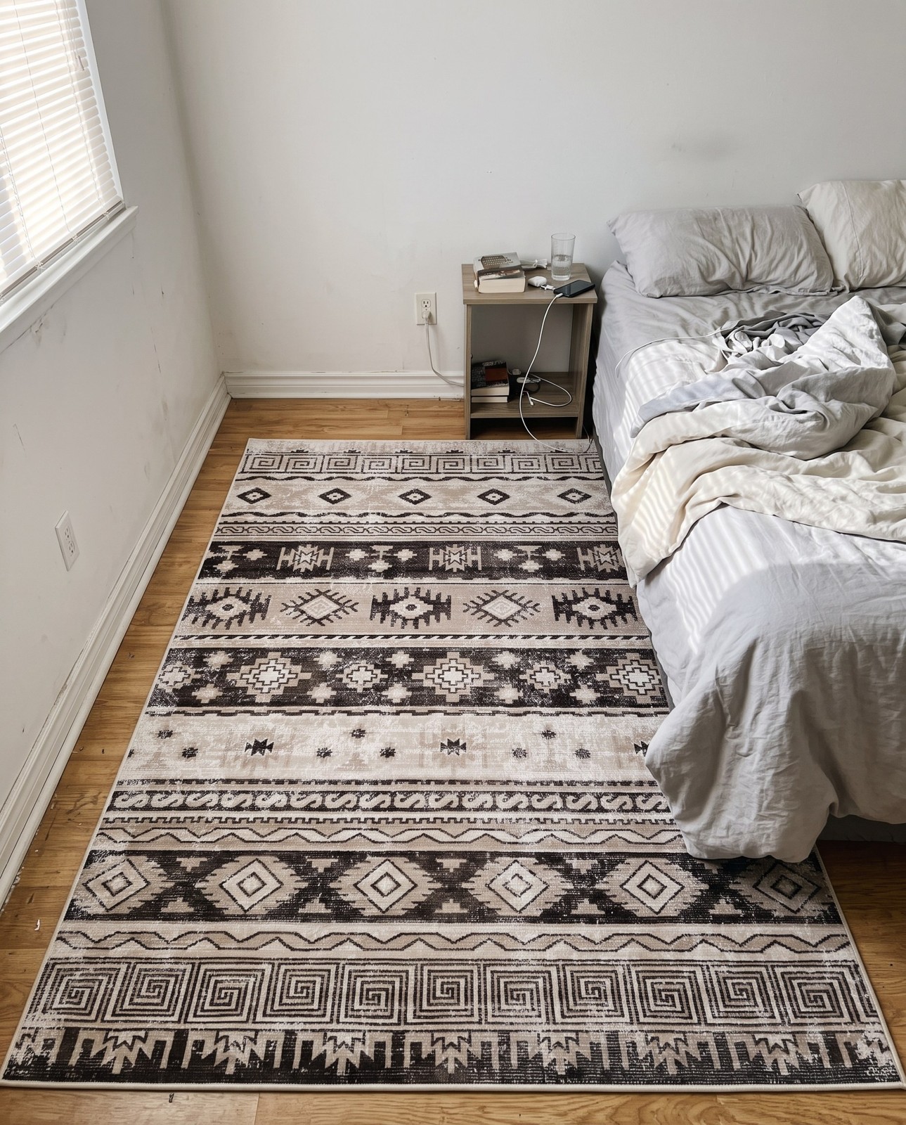 5' 3 x 8' Lloyd · Border rug, beige