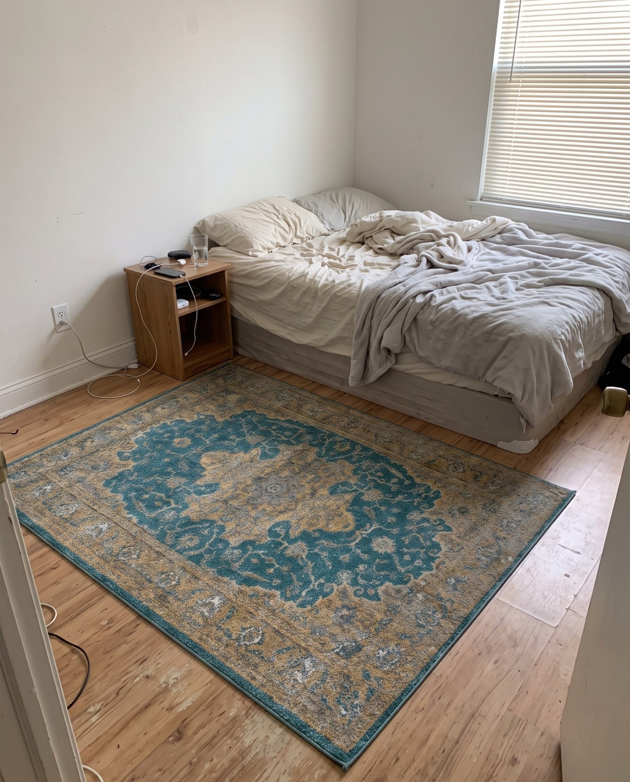 4' x 6' Larch · Medallion rug, teal and gold