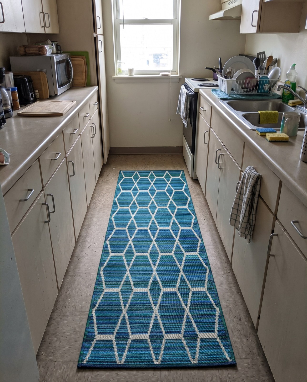 2' x 6' Amity · Geometric lattice Outdoor Rug, blue and ivory