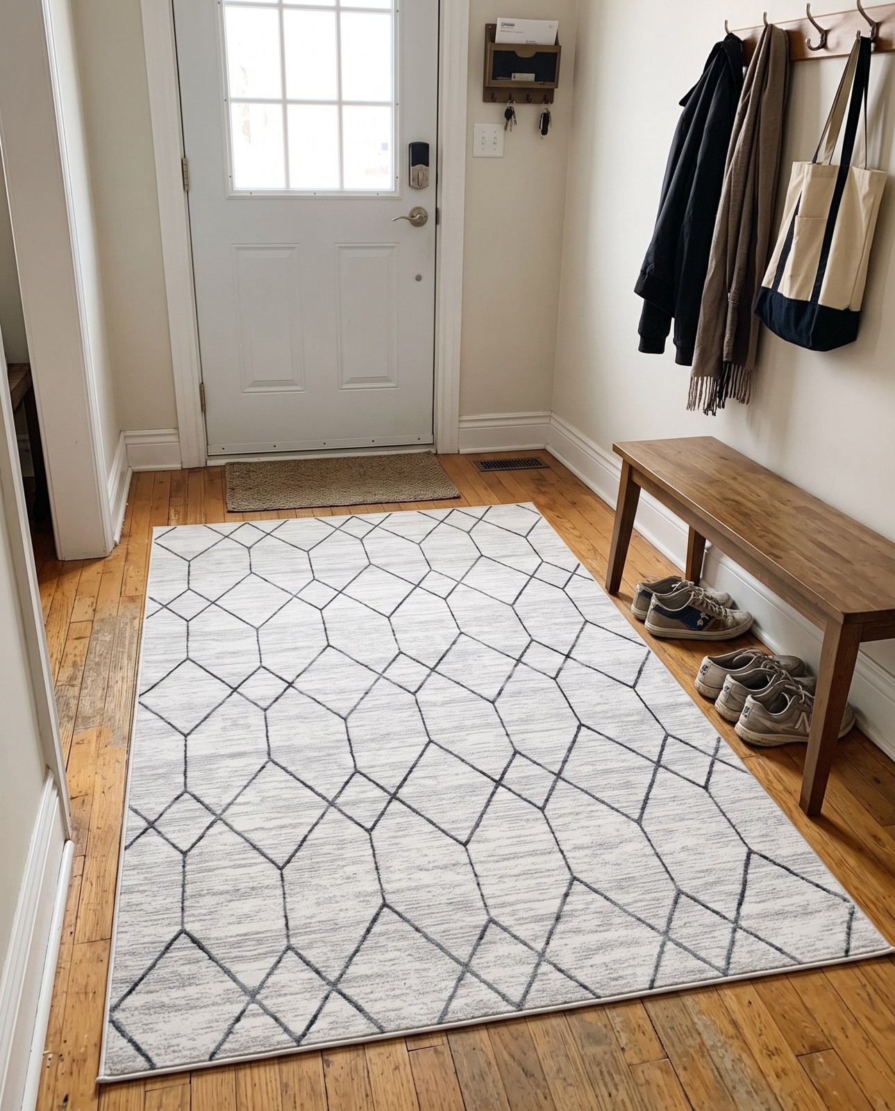 Detail image of 5' x 8' Thatcher · Diamond rug, white