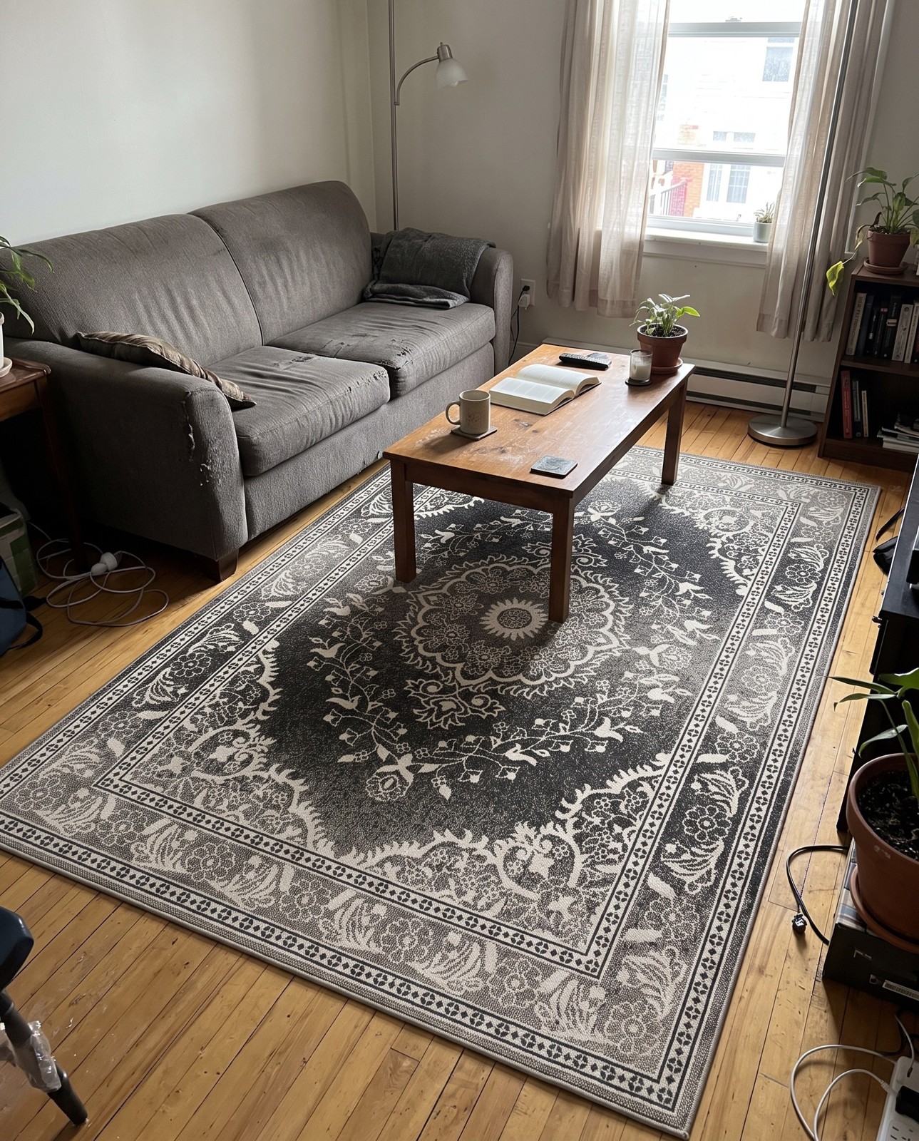 4' x 6' Honeysuckle · Border Outdoor Rug, black and white
