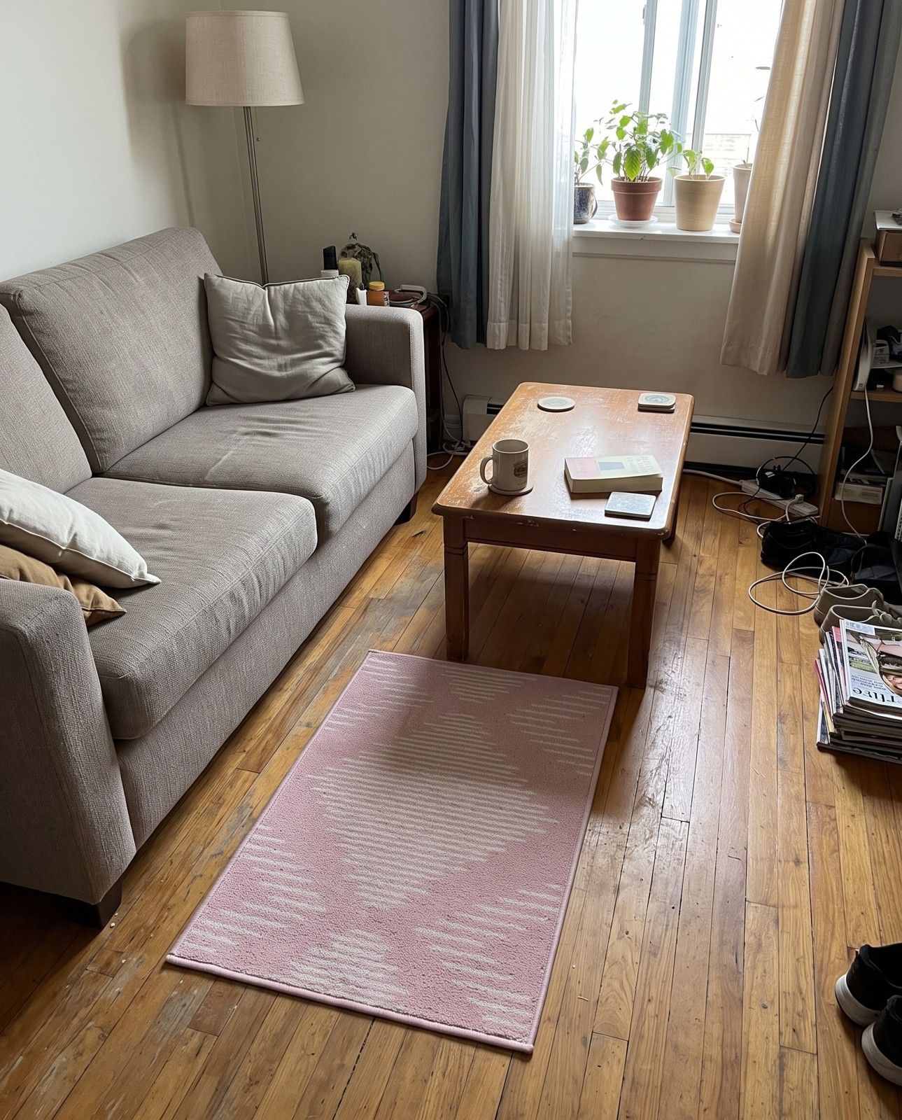 Detail image of 2' x 3' Knox · Diamond rug, pink