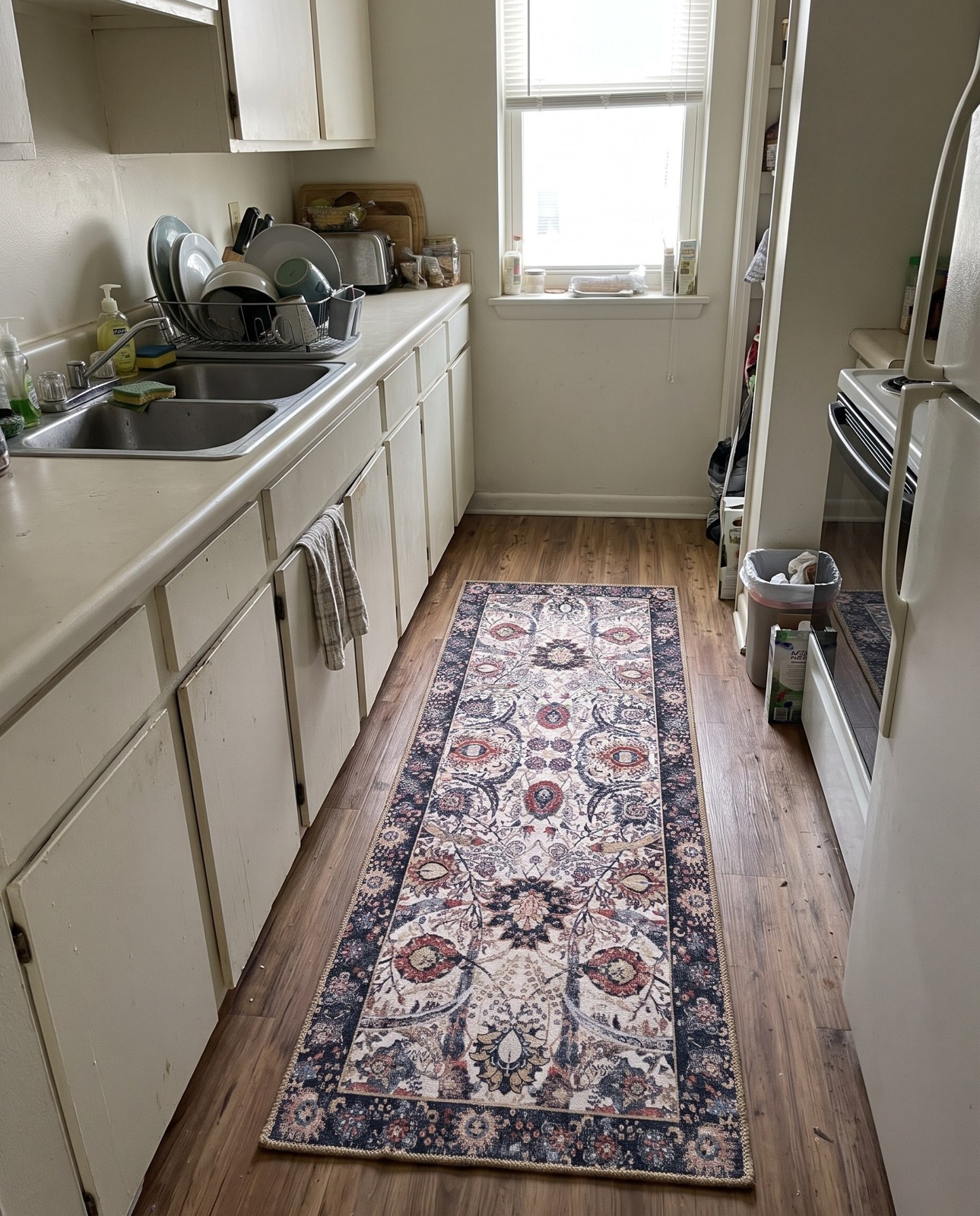 2' x 6' 1 Starr · Floral Washable Rug, ivory and black