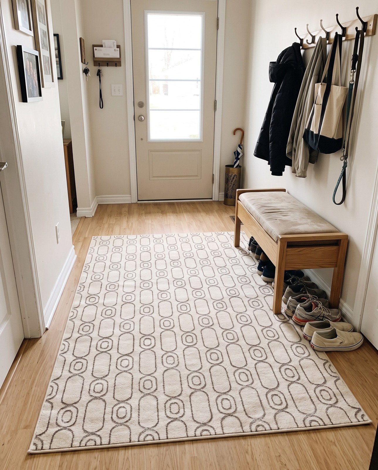 4' x 6' Renwick · Geometric rug, white and silver