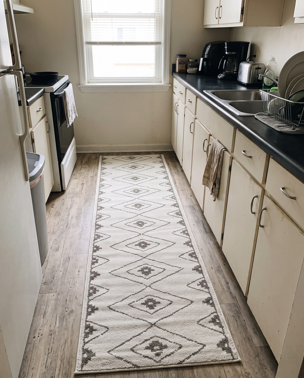 2' 7 x 10' Sumac · Diamond rug, ivory and gray
