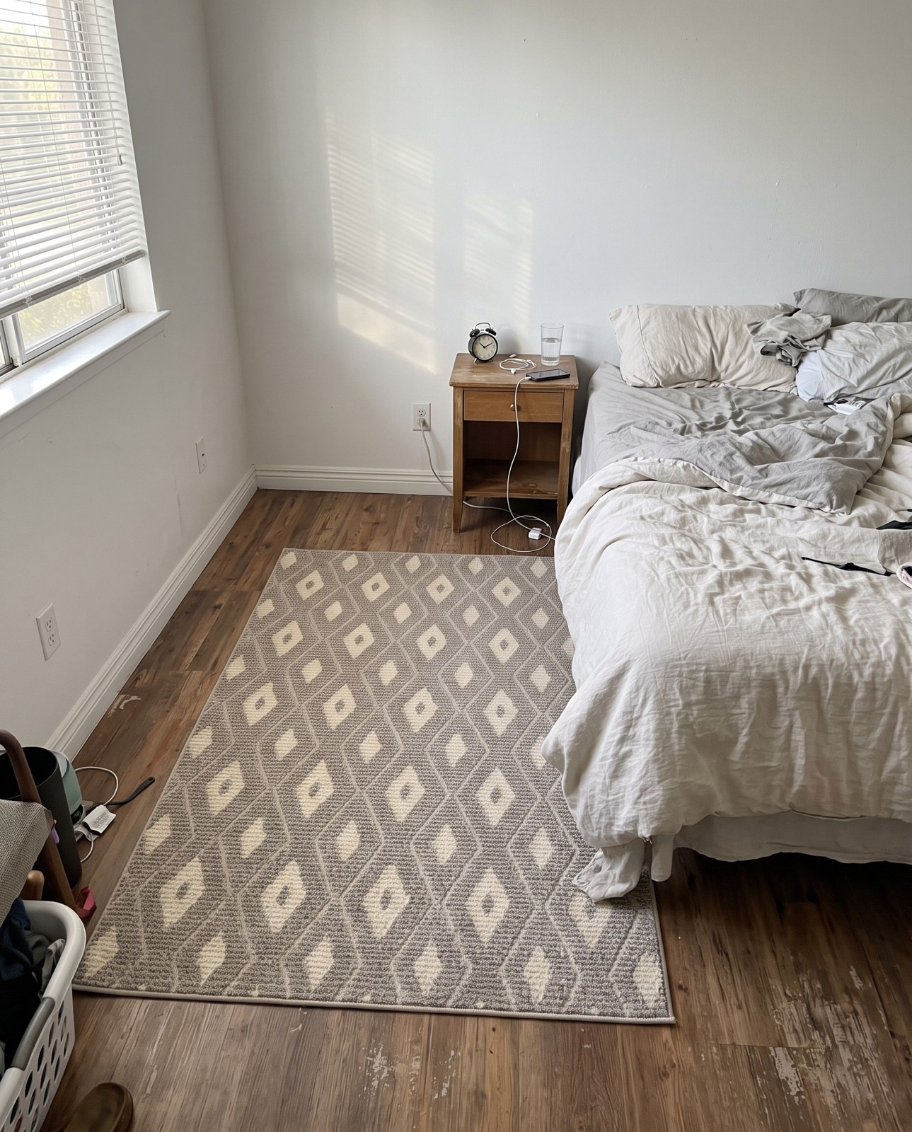 6' x 9' Gaines · Diamond lattice rug, gray and ivory
